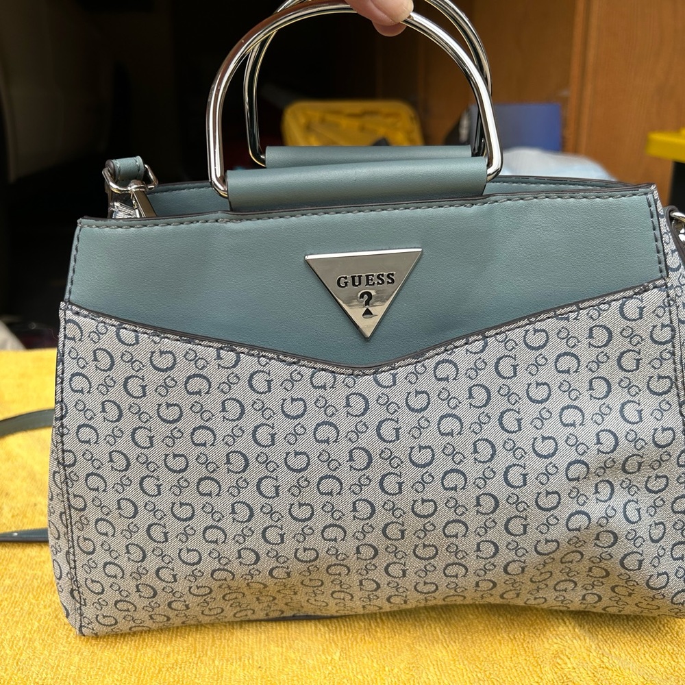 GUESS PURSE (gently used)